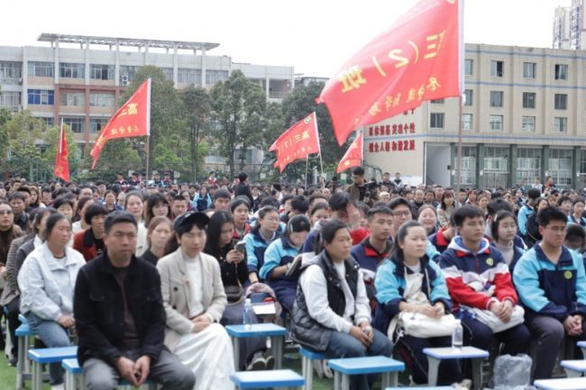 吴帝聪心怀感恩反哺母校